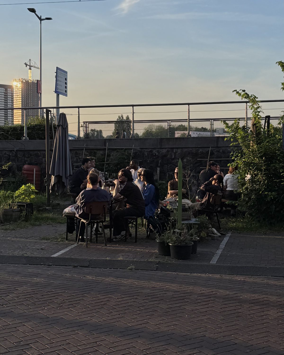 Terras van Zuiver Bar in de avondzon