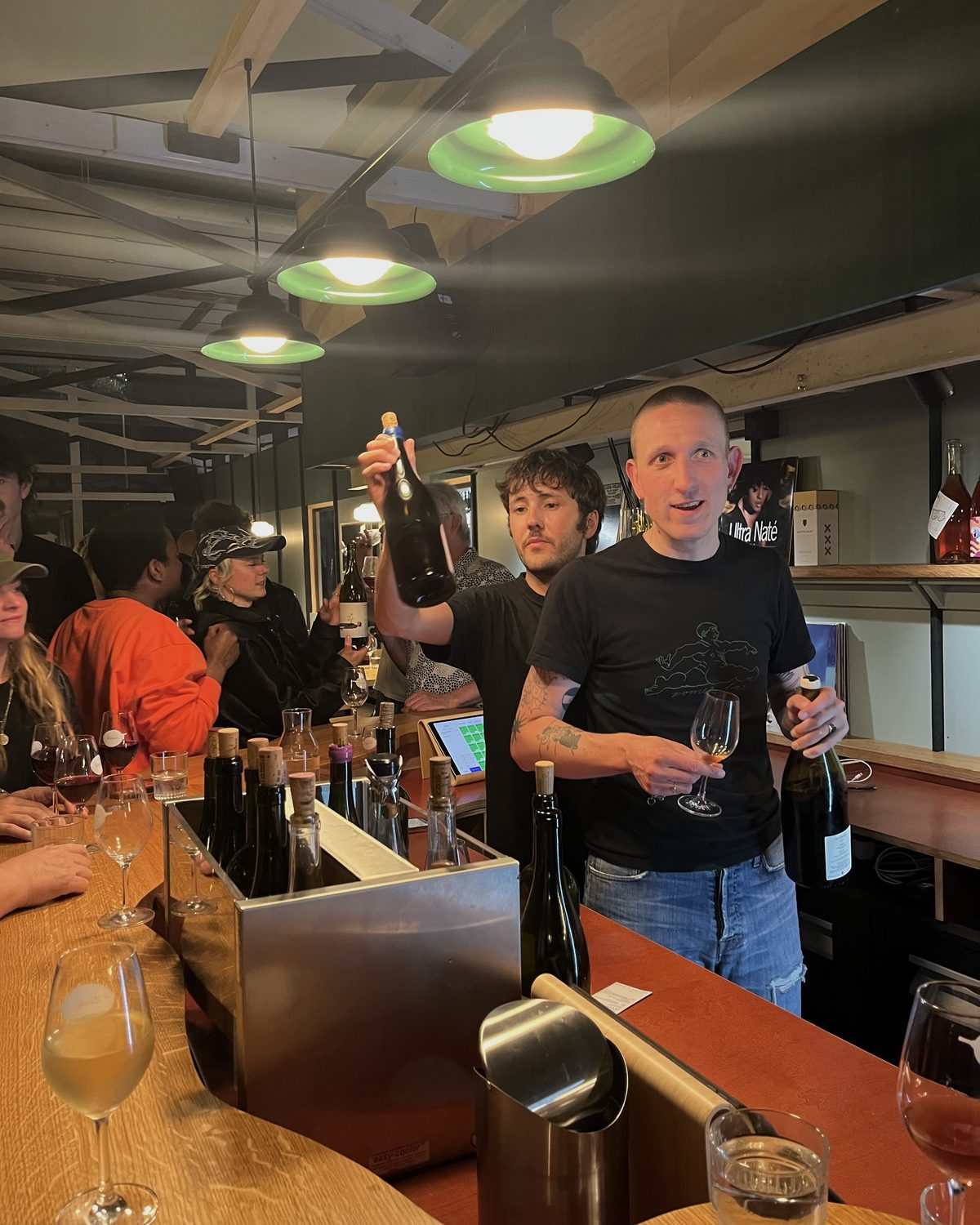 Natuurwijn schenken achter de bar van Zuiver Bar